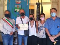 9 SETTEMBRE 2021 / Restituisce portafogli con quasi quattromila euro, premiato dal sindaco: "Orgoglioso di cittadini come lui, gesto sia da esempio"